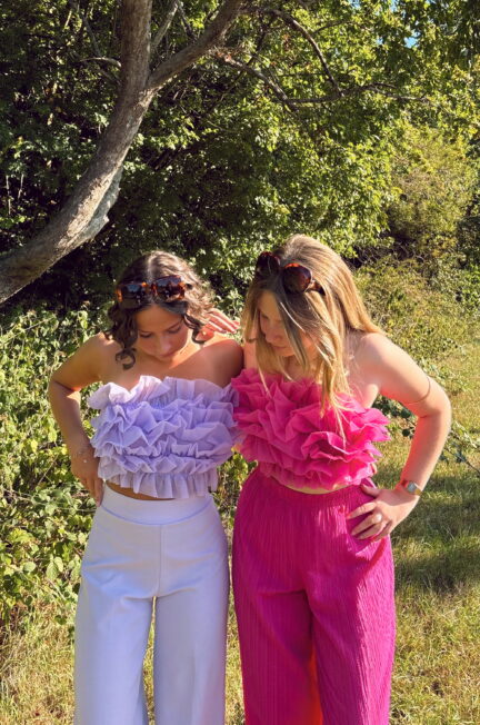 Twee modellen in kleurrijke outfits met speelse en vrouwelijke details